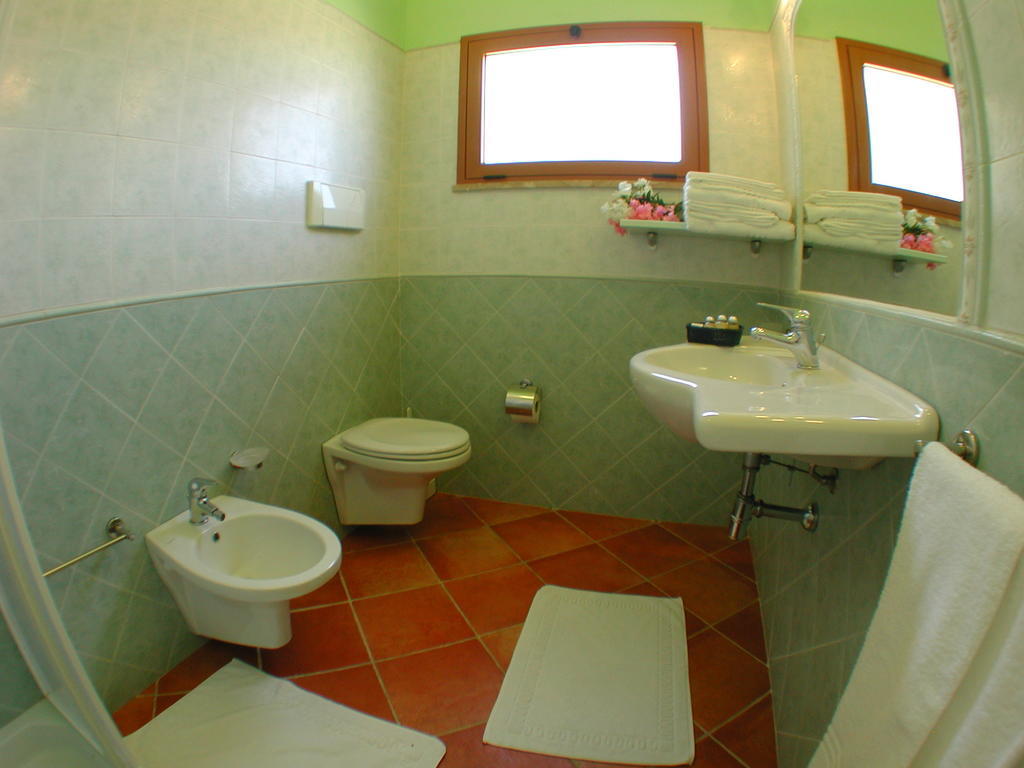 Villaggio Piscina Rei Monte Nai Phòng bức ảnh
